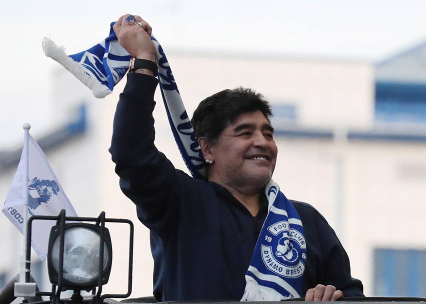 Diego Armando Maradona saluta i tifosi. Epa
